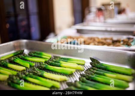 Die Speere mit frischem Spargel wurden in Reihen auf ein Edelstahlblech gelegt Stockfoto