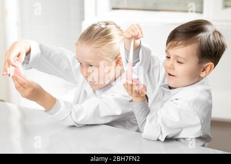 Hausaufgaben in Chemie für kleine Kinder Stockfoto