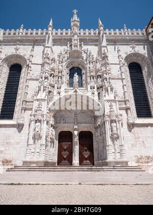 Das Südportal Manueline Eingang zur Kirche Santa Maria, Teil des UNESCO-Weltkulturerbes Kloster Jeronimos. Stockfoto