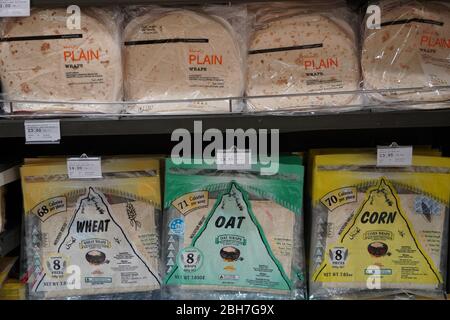 Verschiedene frische Brote in den Regalen in der Bäckerei. Das Innere eines modernen Lebensmittelgeschäftes zeigt den Brotgang mit einer Vielzahl von gebackenem Brot ava Stockfoto