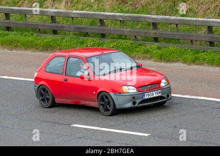 2001 rot Ford Fiesta Zetec S; Fahrzeugverkehr bewegende Fahrzeuge, Fahren Fahrzeug auf UK Straßen, Motoren, Autofahren auf der Autobahn M6 Autobahn Stockfoto