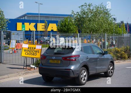 ANMERKUNG:NUMMERNSCHILD DURCH DEN PA-BILDTISCH PIXELIERT Gesamtansicht einer Fahrt durch eine Coronavirus-Teststelle in einer Filiale von Ikea, in Wembley, im Norden Londons. Stockfoto