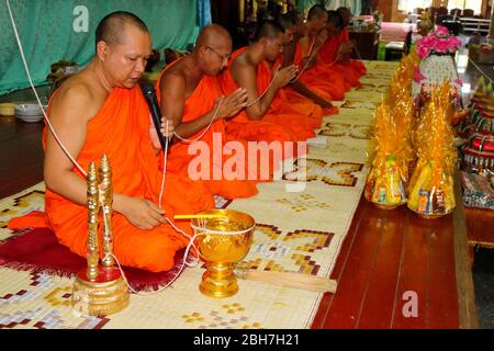 Ein Kopf des Mönchs macht das heilige Wasser in der buddhistischen Prozession. Hua Hin, Thailand 16. Oktober 2017 Stockfoto