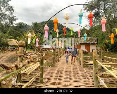 Foto von Bamboo Brücke mit Einheimischen, die im Dorf Nan, Thailand, 10. dezember 2018 überqueren Stockfoto