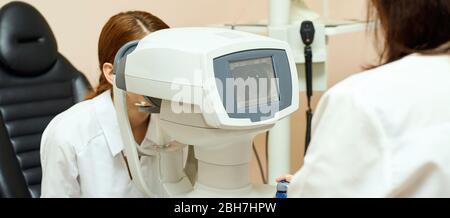 Augenarzt im Untersuchungsoptikerlabor mit weiblicher Patientin. Augenpflege Stockfoto