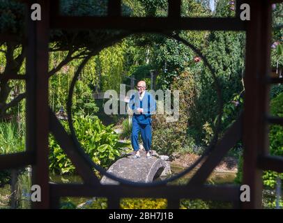 Der ehemalige buddhistische Mönch Buddha Maitreya, der sagt, dass die Pandemie eine Warnung an die Menschheit ist, findet in seinem preisgekrönten Japanischen Garten im Pure Land Meditation Center in der Nähe von Newton auf Trent. Stockfoto