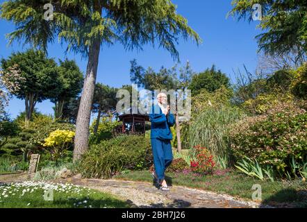 Der ehemalige buddhistische Mönch Buddha Maitreya, der sagt, dass die Pandemie eine Warnung an die Menschheit ist, findet in seinem preisgekrönten Japanischen Garten im Pure Land Meditation Center in der Nähe von Newton auf Trent. Stockfoto