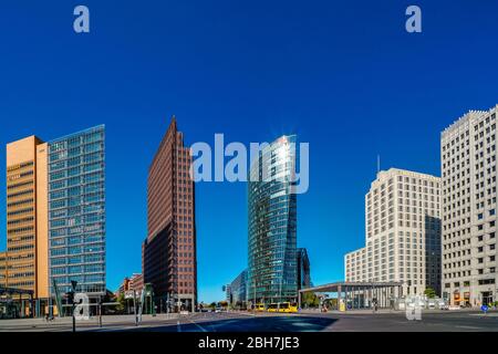 19. April 2020, Berlin: Potsdamer Platz in Berlin mit dem Kollhoff-Turm, dem Deutschen Bahn-Hochhaus und dem Beisheim Center an einem schönen Frühlingstag bei herrlichem Kaiserwetter und strahlend blauem Himmel. Weltweit verwendet Stockfoto