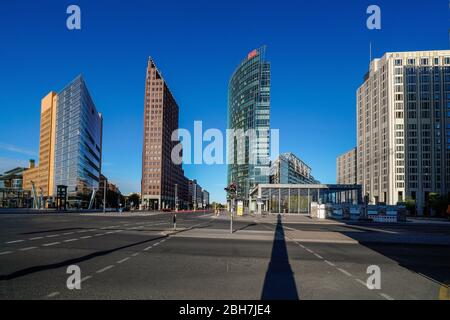 19. April 2020, Berlin: Potsdamer Platz in Berlin mit dem Kollhoff-Turm, dem Deutschen Bahn-Hochhaus und dem Beisheim Center an einem schönen Frühlingstag bei herrlichem Kaiserwetter und strahlend blauem Himmel. Weltweit verwendet Stockfoto