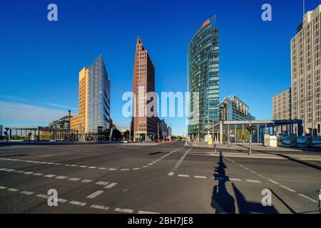 19. April 2020, Berlin: Potsdamer Platz in Berlin mit dem Kollhoff-Turm, dem Deutschen Bahn-Hochhaus und dem Beisheim Center an einem schönen Frühlingstag bei herrlichem Kaiserwetter und strahlend blauem Himmel. Weltweit verwendet Stockfoto