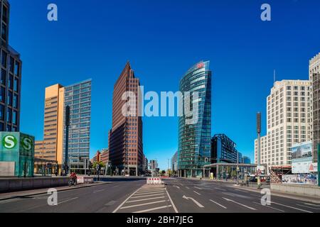 19. April 2020, Berlin: Potsdamer Platz in Berlin mit dem Kollhoff-Turm, dem Deutschen Bahn-Hochhaus und dem Beisheim Center an einem schönen Frühlingstag bei herrlichem Kaiserwetter und strahlend blauem Himmel. Weltweit verwendet Stockfoto