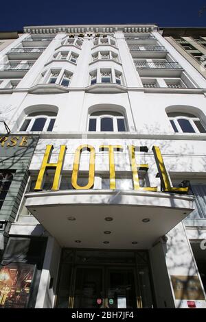 Hamburg, Deutschland. April 2020. Der Schriftzug "Hotel" ist auf dem geschlossenen Novum Hotel Kronprinz Hamburg in der Innenstadt zu sehen. Die Hotels der Hansestadt sind wegen der Corona-Krise für den touristischen Betrieb geschlossen. Kredit: Bodo Marks/dpa/Alamy Live News Stockfoto