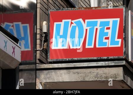 Hamburg, Deutschland. April 2020. Ein Schild mit dem Wort "Hotel" ist an einem geschlossenen Hotel im Stadtzentrum zu sehen. Die Hotels der Hansestadt sind wegen der Corona-Krise für den touristischen Betrieb geschlossen. Kredit: Bodo Marks/dpa/Alamy Live News Stockfoto