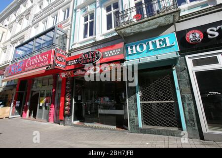 Hamburg, Deutschland. April 2020. Ein Schild mit dem Wort "Hotel" ist an einem geschlossenen Hotel im Stadtzentrum zu sehen. Die Hotels der Hansestadt sind wegen der Corona-Krise für den touristischen Betrieb geschlossen. Kredit: Bodo Marks/dpa/Alamy Live News Stockfoto