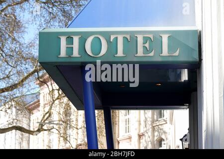 Hamburg, Deutschland. April 2020. Der Schriftzug "Hotel" ist auf einem Hotel im Stadtzentrum zu sehen. Die Hotels der Hansestadt sind wegen der Corona-Krise für den touristischen Betrieb geschlossen. Kredit: Bodo Marks/dpa/Alamy Live News Stockfoto