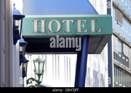 Hamburg, Deutschland. April 2020. Der Schriftzug "Hotel" ist auf einem Hotel im Stadtzentrum zu sehen. Die Hotels der Hansestadt sind wegen der Corona-Krise für den touristischen Betrieb geschlossen. Kredit: Bodo Marks/dpa/Alamy Live News Stockfoto