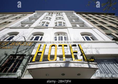 Hamburg, Deutschland. April 2020. Der Schriftzug "Hotel" ist auf dem geschlossenen Novum Hotel Kronprinz Hamburg in der Innenstadt zu sehen. Die Hotels der Hansestadt sind wegen der Corona-Krise für den touristischen Betrieb geschlossen. Kredit: Bodo Marks/dpa/Alamy Live News Stockfoto