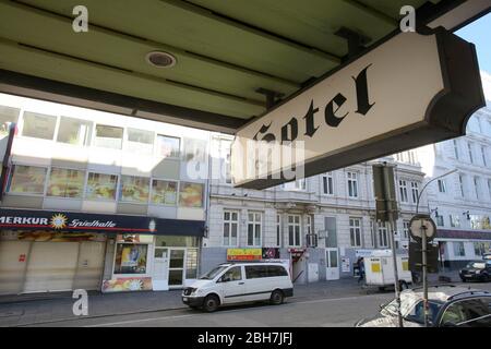 Hamburg, Deutschland. April 2020. Ein Schild mit dem Schriftzug "Hotel" ist am geschlossenen Hotel Alt Nürnberg in der Innenstadt zu sehen. Die Hotels der Hansestadt sind wegen der Corona-Krise für den touristischen Betrieb geschlossen. Kredit: Bodo Marks/dpa/Alamy Live News Stockfoto