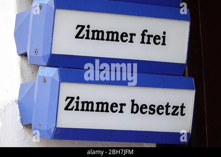 Hamburg, Deutschland. April 2020. Beleuchtete Schilder mit der Aufschrift "Zimmer frei" und "Zimmer besetzt" sind an einem Hotel im Stadtzentrum sichtbar. Die Hotels der Hansestadt sind wegen der Corona-Krise für den touristischen Betrieb geschlossen. Kredit: Bodo Marks/dpa/Alamy Live News Stockfoto