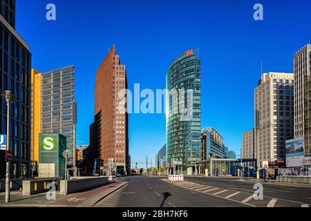 19. April 2020, Berlin: Potsdamer Platz in Berlin mit dem Kollhoff-Turm, dem Deutschen Bahn-Hochhaus und dem Beisheim Center an einem schönen Frühlingstag bei herrlichem Kaiserwetter und strahlend blauem Himmel. Weltweit verwendet Stockfoto