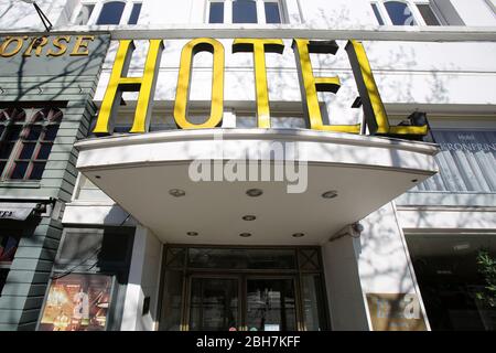 Hamburg, Deutschland. April 2020. Der Schriftzug "Hotel" ist auf dem geschlossenen Novum Hotel Kronprinz Hamburg in der Innenstadt zu sehen. Die Hotels der Hansestadt sind wegen der Corona-Krise für den touristischen Betrieb geschlossen. Kredit: Bodo Marks/dpa/Alamy Live News Stockfoto