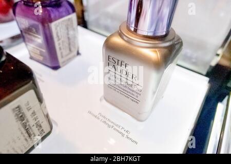 Die Estee Lauder Perfectionist Pro-Flasche im BluePort Kaufhaus Hua hin, Thailand 12. Januar 2019 Stockfoto