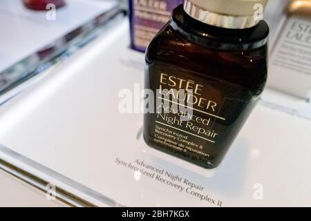 Die Estee Lauder Perfectionist Pro-Flasche im BluePort Kaufhaus Hua hin, Thailand 12. Januar 2019 Stockfoto