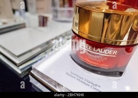 Die Estee Lauder Perfectionist Pro-Flasche im BluePort Kaufhaus Hua hin, Thailand 12. Januar 2019 Stockfoto