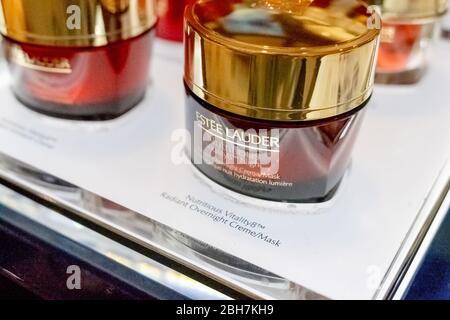 Die Estee Lauder Perfectionist Pro-Flasche im BluePort Kaufhaus Hua hin, Thailand 12. Januar 2019 Stockfoto