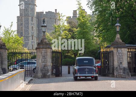 Windsor, Berkshire, Großbritannien. April 2020. Ein Rolls Royce mit einem Royal Crest kommt heute Morgen an einem hellen, sonnigen, warmen Tag im Schloss Windsor an. Die Temperaturen werden in Windsor heute auf 22 Grad steigen. Kredit: Maureen McLean/Alamy Live News Stockfoto