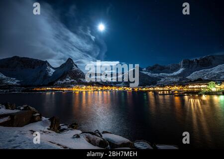 Mondlicht über Mefjord, Senja, Norwegen. Stockfoto