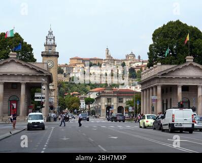 Bergamo, Italien - 06. August 2019: Belebte Straßen im unteren Teil der Stadt Bergamo mit der befestigten Oberstadt im Hintergrund Stockfoto