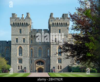 Windsor, Berkshire, Großbritannien. April 2020. Windsor Castle an einem hellen, sonnigen und warmen frühen Morgen. Die Temperaturen werden in Windsor heute auf 22 Grad steigen. Kredit: Maureen McLean/Alamy Live News Stockfoto