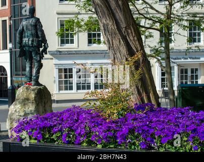 Windsor, Berkshire, Großbritannien. April 2020. Das Denkmal für eine irische Garde in Windsor in der frühen Morgensonne. Die Temperaturen werden in Windsor heute auf 22 Grad steigen. Kredit: Maureen McLean/Alamy Live News Stockfoto