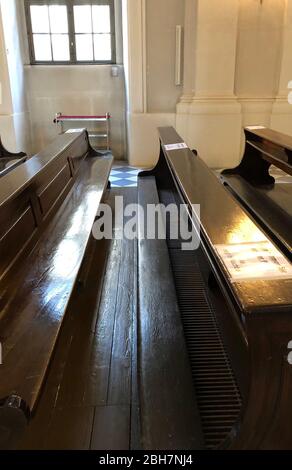 Dresden, Deutschland. April 2020. Schilder mit der Aufschrift "Bitte nehmen Sie nur hier Platz. Danke, sagt dein Nachbar, sind auf Bänken in der Kathedrale und der ehemaligen Hofkirche ausgebreitet. (An dpa ''Hallelujah' mit Hoffnung - Christen feiern Mini-Dienste') Quelle: Simona Block/dpa-Zentralbild/dpa/Alamy Live News Stockfoto