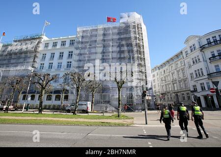 Hamburg, Deutschland. April 2020. Das geschlossene Hotel Atlantic Kempinski, eines der führenden Hotels Hamburgs, wird derzeit wegen Bauarbeiten auf Baugerüst gestellt. Die Hotels der Hansestadt sind wegen der Corona-Krise für den touristischen Betrieb geschlossen. Kredit: Bodo Marks/dpa/Alamy Live News Stockfoto