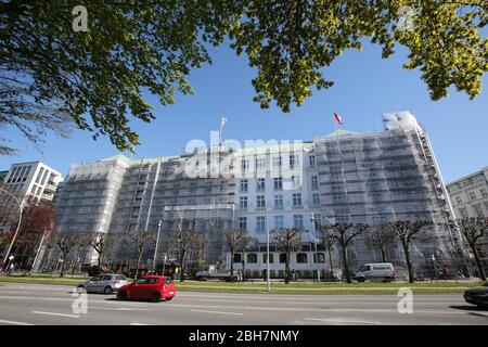 Hamburg, Deutschland. April 2020. Das geschlossene Hotel Atlantic Kempinski, eines der führenden Hotels Hamburgs, wird derzeit wegen Bauarbeiten auf Baugerüst gestellt. Die Hotels der Hansestadt sind wegen der Corona-Krise für den touristischen Betrieb geschlossen. Kredit: Bodo Marks/dpa/Alamy Live News Stockfoto