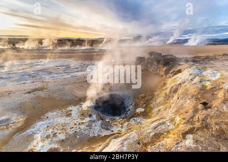 Dampfende Schlammlöcher und Solfataras im geothermischen Gebiet von Hverir in der Nähe des Sees Myvatn, Nordisland Stockfoto