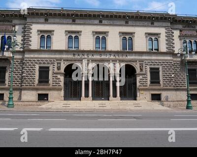 Bergamo, Italien - 06. August 2019: Ein geschlossenes Bankgebäude mit einer leeren Straße Stockfoto