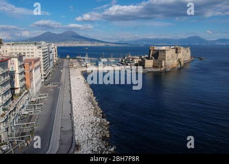 Blick auf die Straße am Meer von Neapel, leer, nachdem die italienische Regierung hat beispiellose nationale Beschränkungen für die Kontrolle der Coronavirus COVID-19 auferlegt. Stockfoto