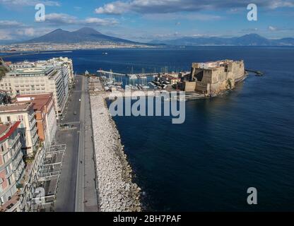 Blick auf die Straße am Meer von Neapel, leer, nachdem die italienische Regierung hat beispiellose nationale Beschränkungen für die Kontrolle der Coronavirus COVID-19 auferlegt. Stockfoto