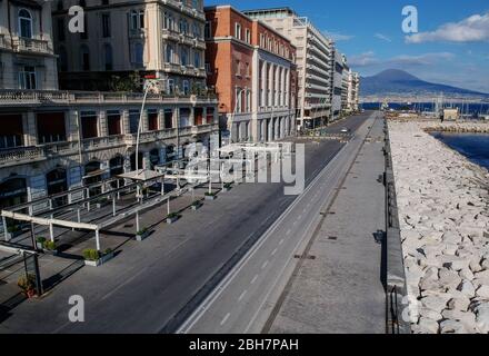 Blick auf die Straße am Meer von Neapel, leer, nachdem die italienische Regierung hat beispiellose nationale Beschränkungen für die Kontrolle der Coronavirus COVID-19 auferlegt. Stockfoto