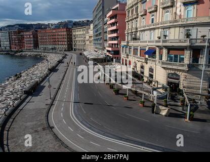 Blick auf die Straße am Meer von Neapel, leer, nachdem die italienische Regierung hat beispiellose nationale Beschränkungen für die Kontrolle der Coronavirus COVID-19 auferlegt. Stockfoto