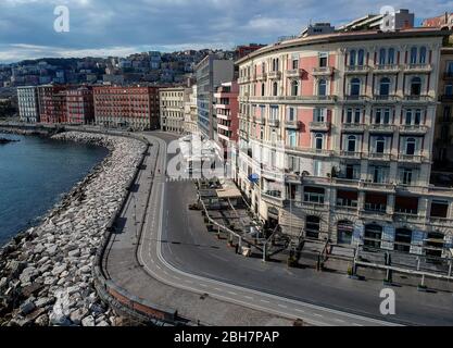 Blick auf die Straße am Meer von Neapel, leer, nachdem die italienische Regierung hat beispiellose nationale Beschränkungen für die Kontrolle der Coronavirus COVID-19 auferlegt. Stockfoto