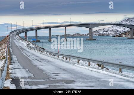 Fjordbrücke in der idyllischen Winterlandschaft auf dem Sommarøy-Archipel im Norden Norwegens, bei Tromsoe Stockfoto