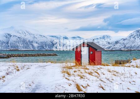 Idyllische Winterlandschaft auf dem Sommarøy-Archipel idyllische Winterlandschaft auf dem Sommarøy-Archipel im Norden Norwegens, nahe Tromsoe Stockfoto