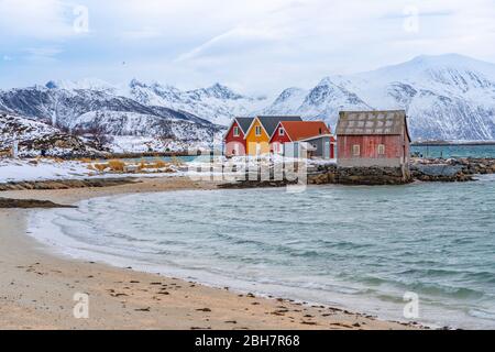 Idyllische Winterlandschaft auf dem Sommarøy-Archipel idyllische Winterlandschaft auf dem Sommarøy-Archipel im Norden Norwegens, nahe Tromsoe Stockfoto