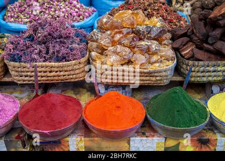 Eine bunte Gruppe von getrockneten Blumen, Kräutern und Gewürzen auf dem Stand im zentralen Souk von Marrakesch Bazaar.Marokko. Stockfoto