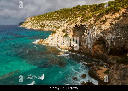 Es Carnatge Küste, Racó de Ses Pedreres marès Steinbruch und La Mola Klippen im Hintergrund (Formentera, Balearen, Mittelmeer, Spanien) Stockfoto