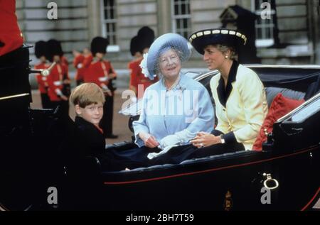 HM Queen Elizabeth, die Königin Mutter, HRH Prinz Harry und HRH Diana, Prinzessin von Wales nehmen an der Trooping of the Color Zeremonie im Buckingham Palast Teil Stockfoto